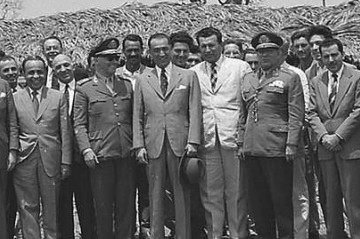 De terno branco, Juca Ludovico na primeira viagem de JK ao local onde ia ser construída Brasília
- (crédito: Arquivo/IHGDF) De terno branco, Juca Ludovico na primeira viagem de JK ao local onde ia ser construída Brasília
- (crédito: Arquivo/IHGDF)