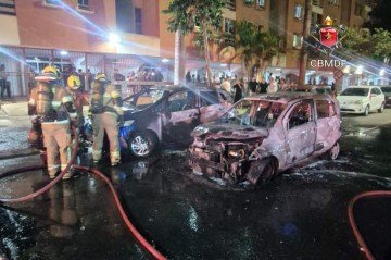 Carros pegam fogo no Guará II; bombeiros controlam chamas e evitam maiores danos - (crédito: CBMDF) Carros pegam fogo no Guará II; bombeiros controlam chamas e evitam maiores danos - (crédito: CBMDF)