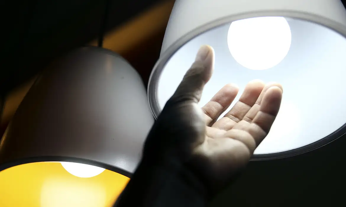  Com a mudança as contas de energia terão cobrança extra de R$ 4,46 a cada 100 quilowatts-hora (kWh) consumidos. -  (crédito: Marcelo Camargo/Agência Brasil)