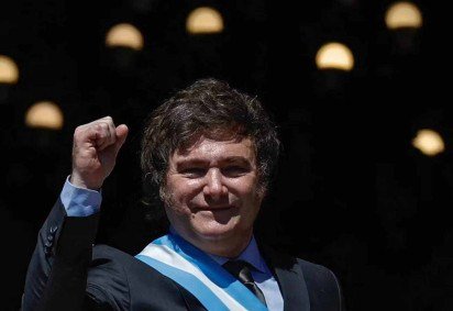Javier Milei, presidente da Argentina, ergue o braço direito em sinal de vitória -  (crédito: Emiliano Lasalvia/AFP)