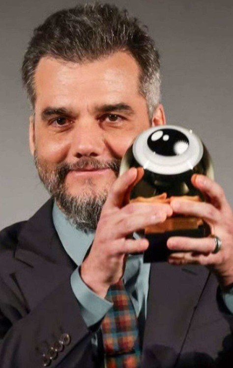 Durante a 21ª edição do Festival de Cinema de Zurique, Wagner Moura exibiu o troféu Golden Eye, prêmio inédito para um sul-americano -  (crédito: Reprodução / Instagram )