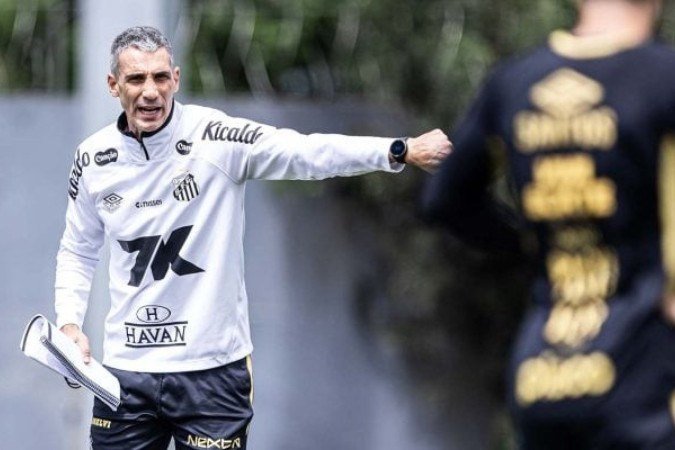 Vojvoda terá que fazer ajustes no time parar encarar o Massa Bruta -  (crédito: Foto: Raul Baretta/Santos FC)