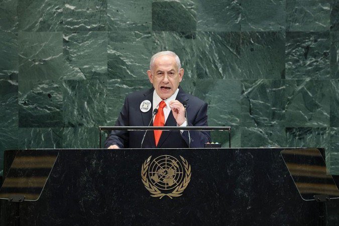 Cadeiras ficaram vazias na Assembleia da ONU após delegados de vários países abandonarem o local durante discurso de Netanyahu - (crédito: Getty Images) Cadeiras ficaram vazias na Assembleia da ONU após delegados de vários países abandonarem o local durante discurso de Netanyahu - (crédito: Getty Images)