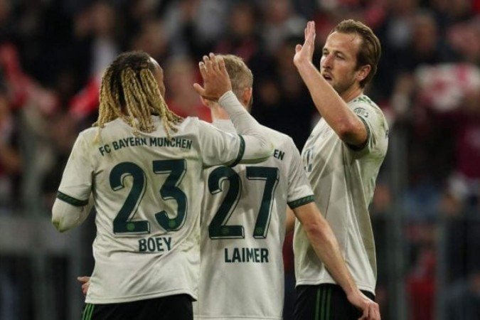 Jogadores do Bayern comemoram um dos gols marcados por Harry Kane na vitória sobre o Werder Bremen -  (crédito: Foto: Alexander Hassenstein/Getty Images)