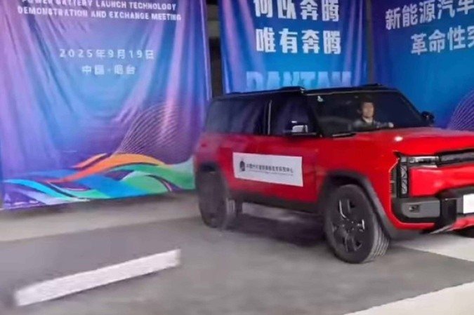 Veículo chines chamou atenção nas redes socias por testes onde ejeta a bateria em casos de superaquecimento -  (crédito: Reprodução/instagram/@insideevsbrasil) Veículo chines chamou atenção nas redes socias por testes onde ejeta a bateria em casos de superaquecimento -  (crédito: Reprodução/instagram/@insideevsbrasil)