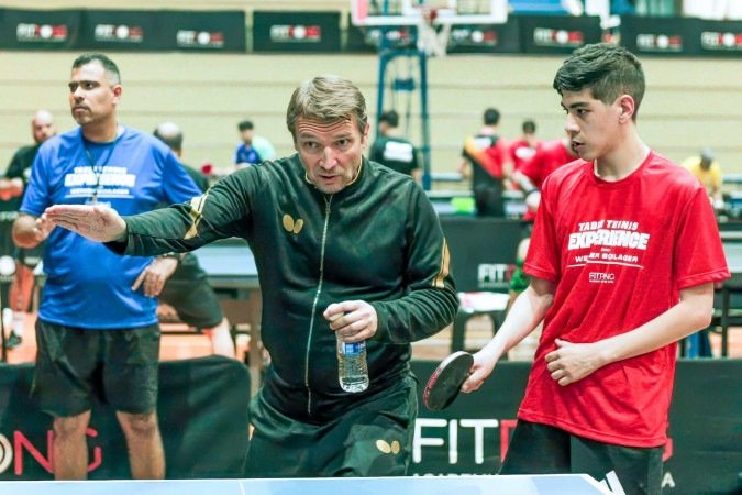 O austríaco Werner Schlager, campeão mundial em 2003, compartilha conhecimentos por meio de workshop no Ginásio do Maristão, na 614 Sul - (crédito: Divulgação/Fitpong) O austríaco Werner Schlager, campeão mundial em 2003, compartilha conhecimentos por meio de workshop no Ginásio do Maristão, na 614 Sul - (crédito: Divulgação/Fitpong)