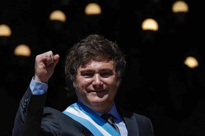Javier Milei, presidente da Argentina, ergue o braço direito em sinal de vitória - (crédito: Emiliano Lasalvia/AFP) Javier Milei, presidente da Argentina, ergue o braço direito em sinal de vitória - (crédito: Emiliano Lasalvia/AFP)
