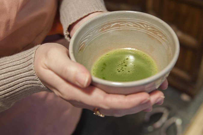  During a traditional Japanese Tea Ceremony host and guests drink tea from a tea bowl called a chawan. The matcha (green tea) served during the ceremony at the Tea Institute at Penn State became popular in Japan in the 12th century.
     -  (crédito:  Patrick Mansell/Divulgação )
