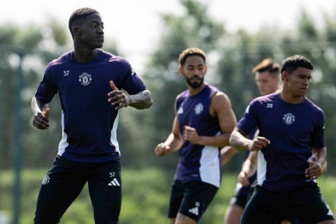 Jogadores do Manchester United durante treinamento da equipe -  (crédito: Foto: Divulgação)
