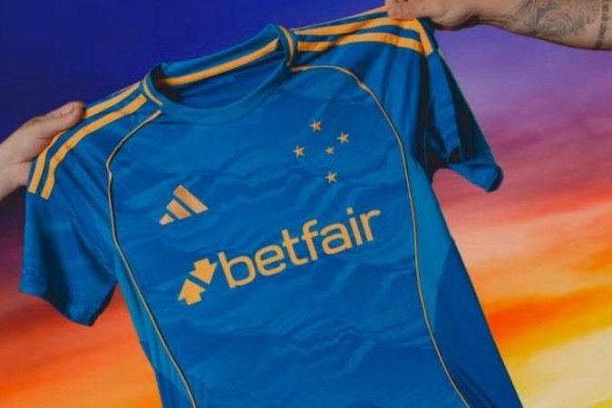 Com homenagem ao Rio São Francisco, Cruzeiro lança terceiro uniforme para temporada - (crédito: Divulgação) Com homenagem ao Rio São Francisco, Cruzeiro lança terceiro uniforme para temporada - (crédito: Divulgação)