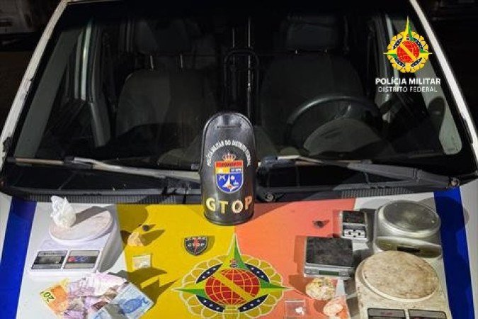 PMDF flagra tráfico de drogas perto de Vila Olímpica na Estrutural -  (crédito: PMDF/Divulgação)