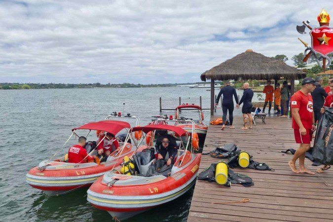 A operação conta com três embarcações, uma moto aquática, quatro viaturas e um helicóptero em busca do homem -  (crédito: CBMDF/Divulgação)