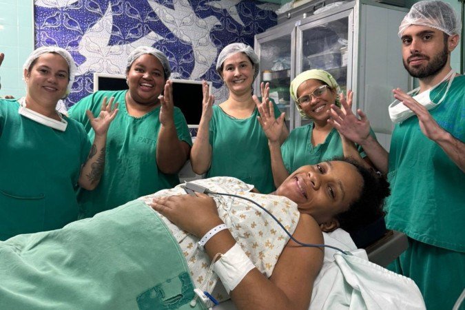 Equipe médica se emocionou ao aprender sinais básicos em Libras para parabenizar Amanda e se comunicar diretamente com ela. -  (crédito: Cedido ao Correio)