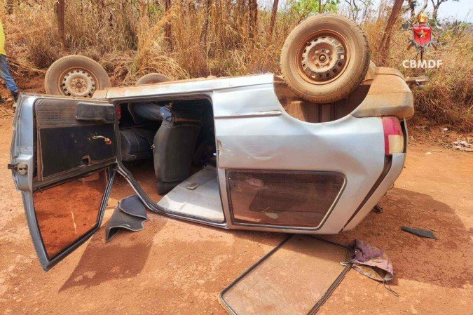 Carro foi encontrado virado de cabeça para baixo e apoiado pelo teto - (crédito: CBMDF/Divulgação) Carro foi encontrado virado de cabeça para baixo e apoiado pelo teto - (crédito: CBMDF/Divulgação)
