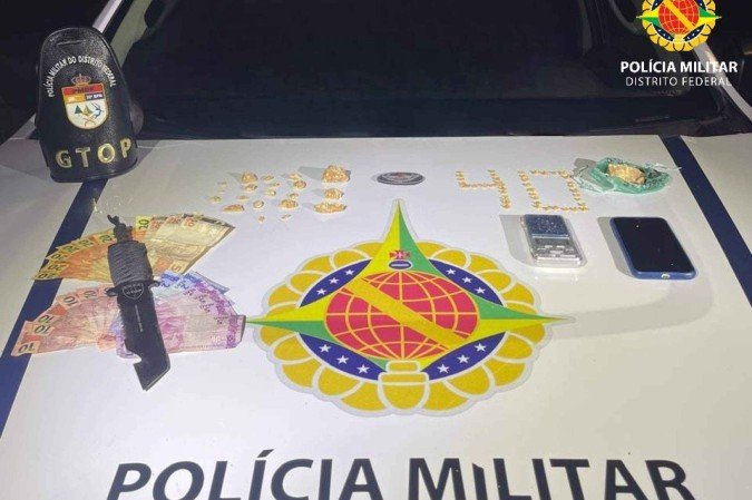 Itens encontrados com o jovem durante a abordagem -  (crédito: Reprodução: PMDF)