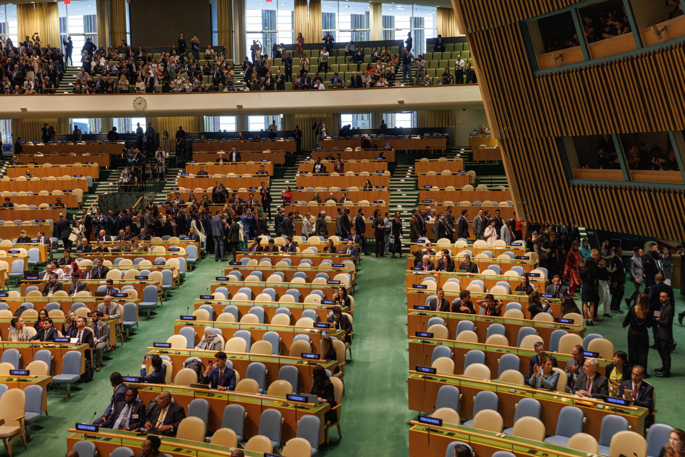 Apoiadores levantam e aplaudem Netanyahu   