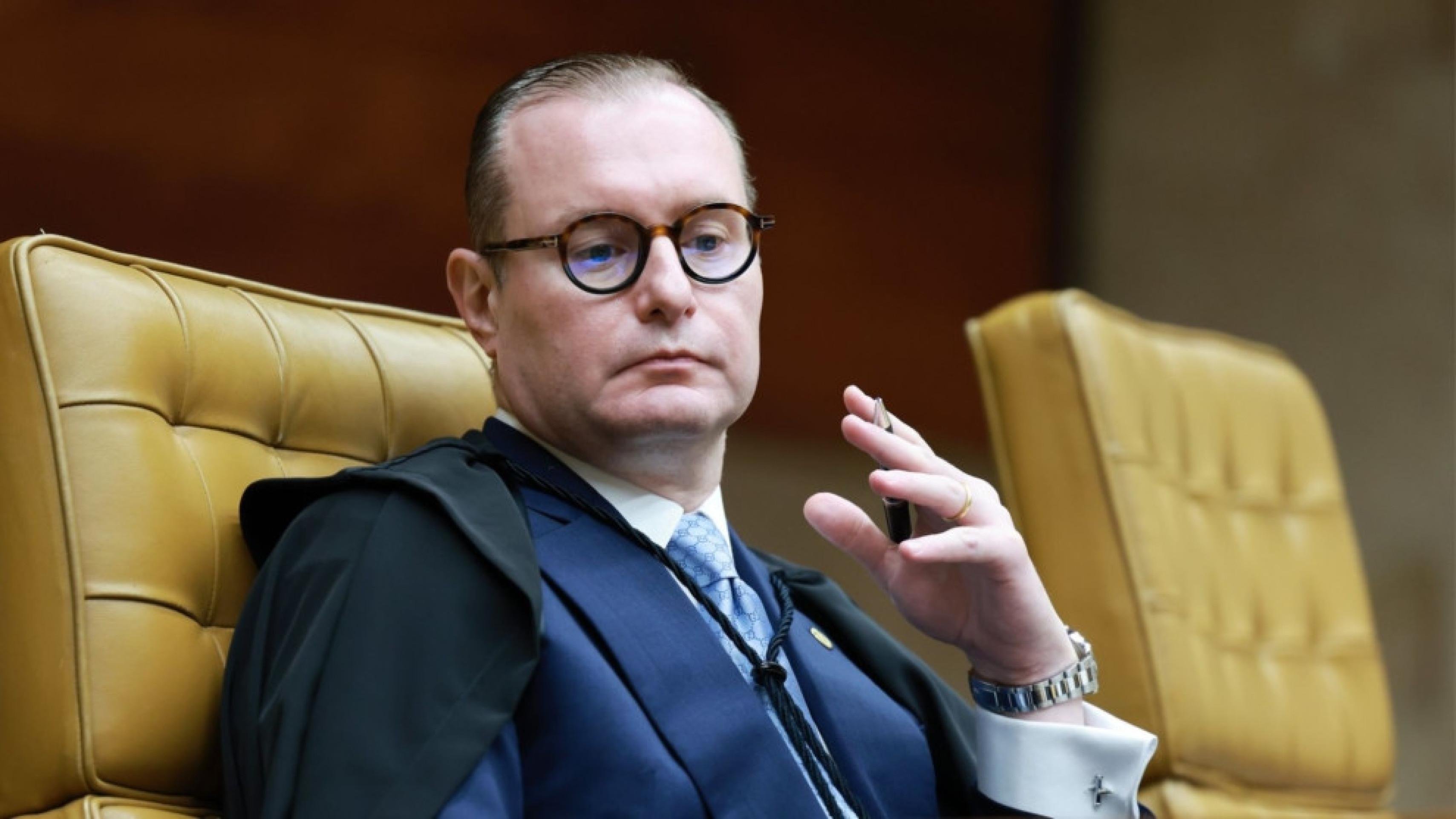 Zanin atende PGR e arquiva ação contra Eduardo Bolsonaro por injúria e difamação - Platobr Politica