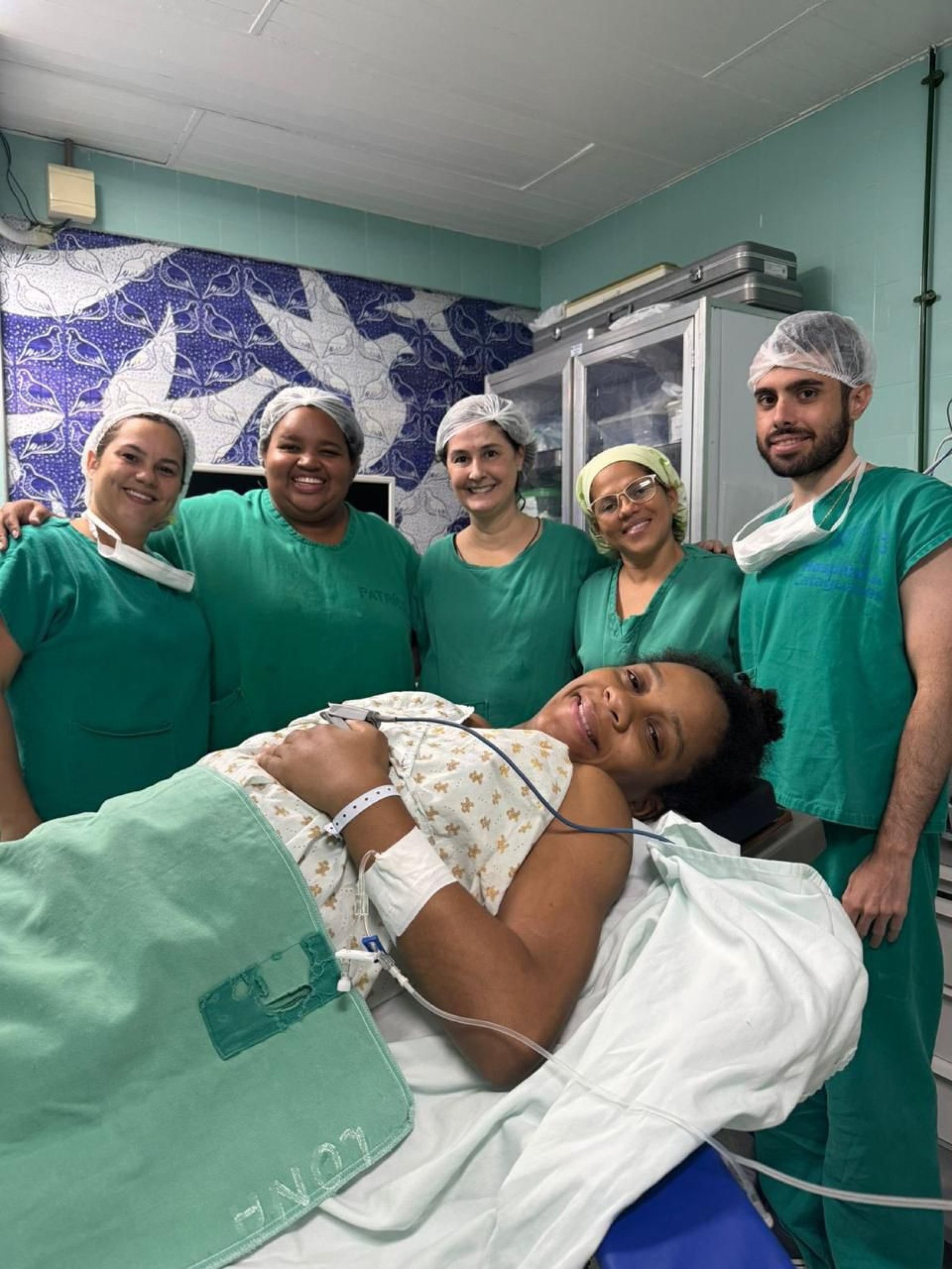 Amanda, mãe surda, viveu o nascimento do filho com o apoio da intérprete de Libras, que garantiu comunicação em todas as etapas do parto.