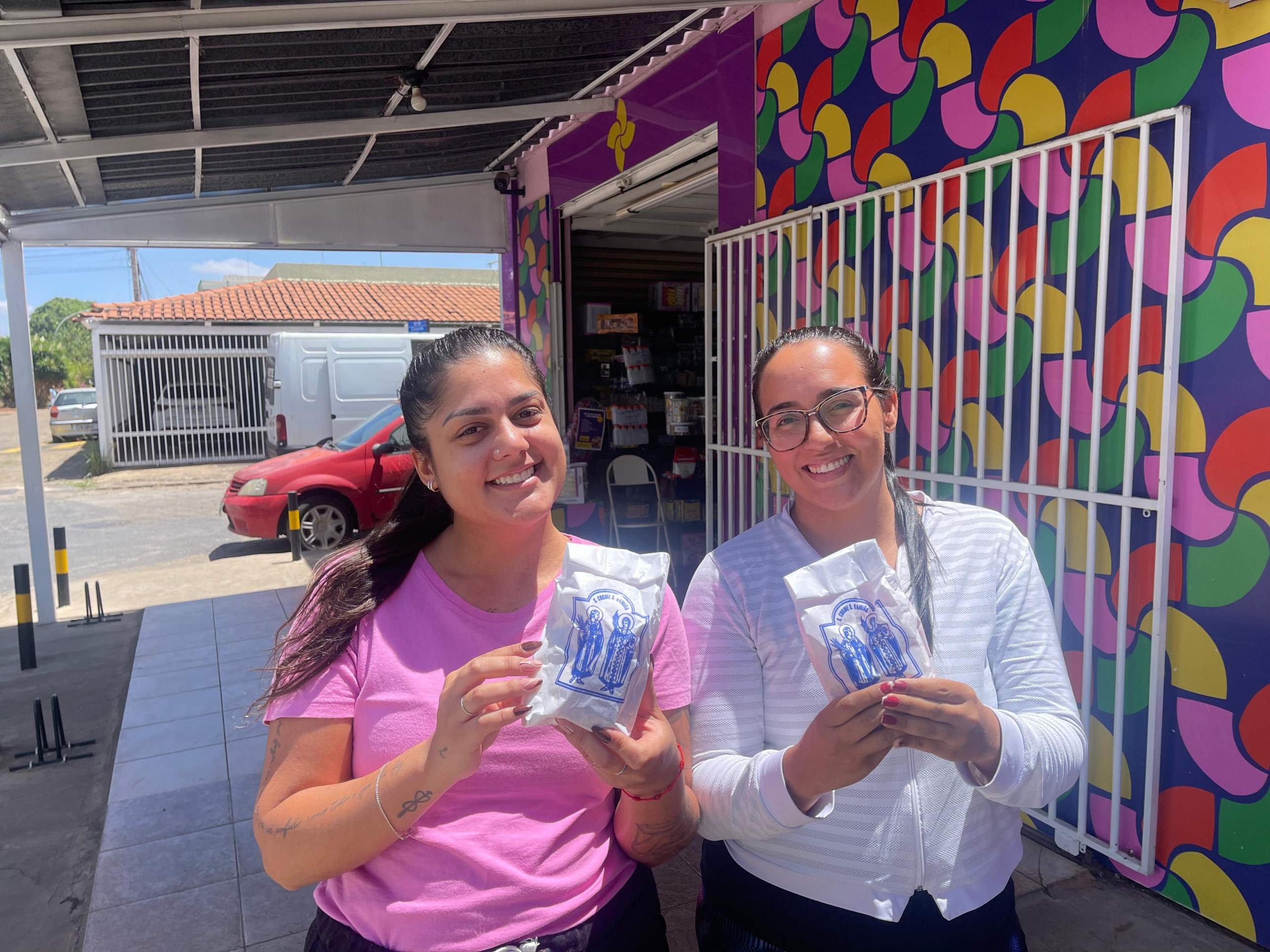 Marcela Sena (E) a irmã Tuanny herdaram o costume do pai