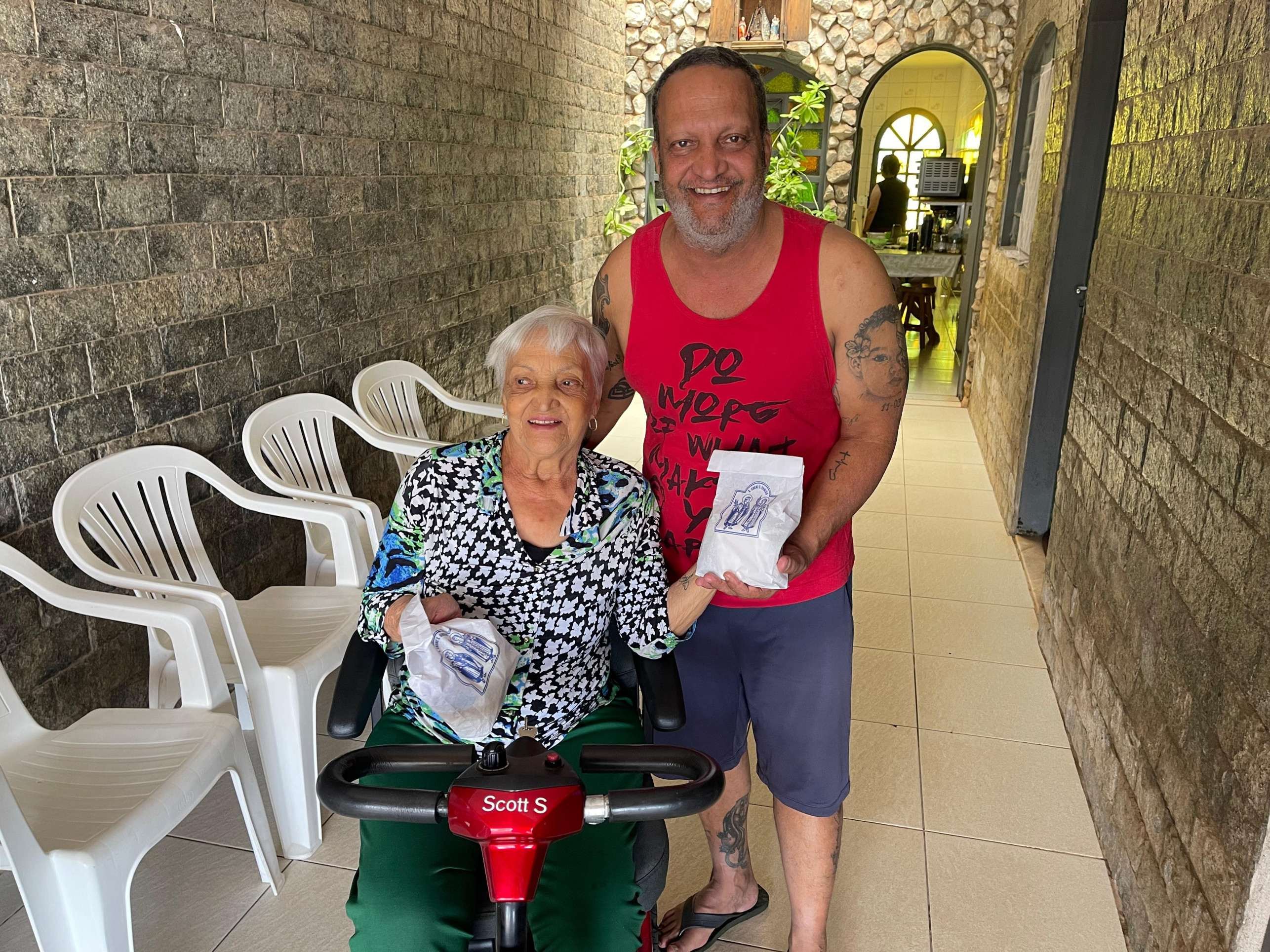 Randal Ramos faz 60 anos hoje e celebra com a mãe, Maria das Dores