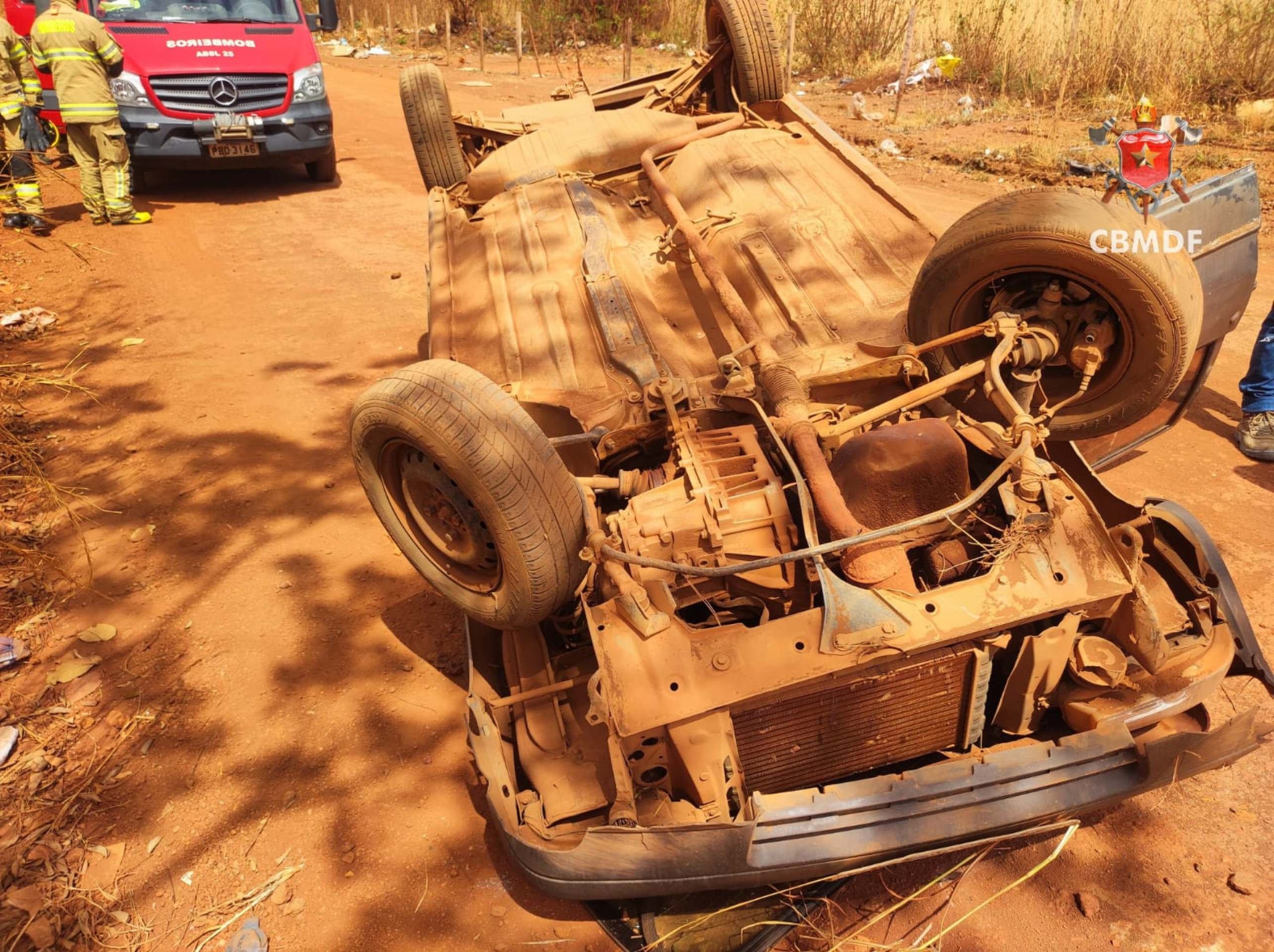 Carro foi encontrado virado de cabeça para baixo e apoiado pelo teto