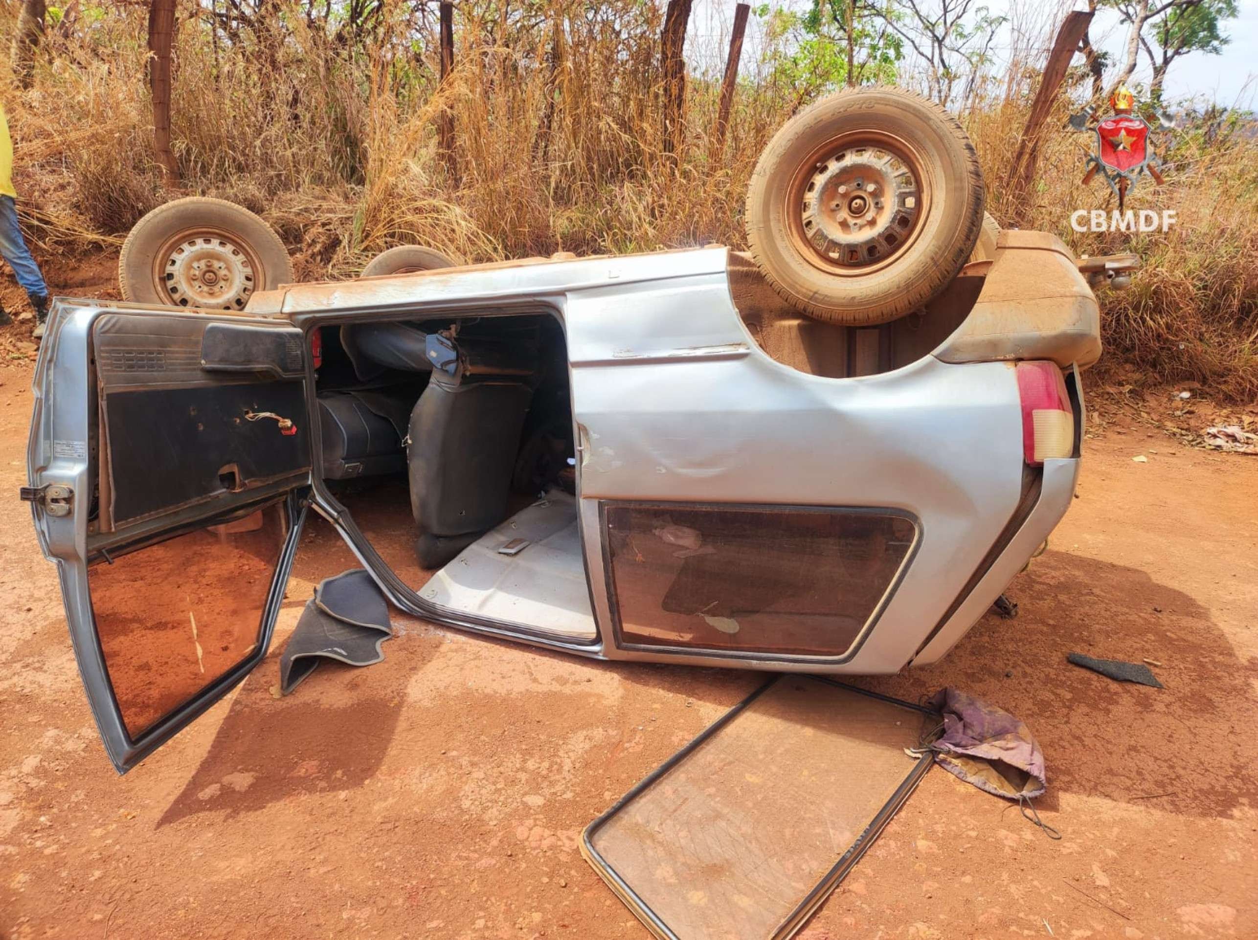Carro capota em estrada de chão no Gama nesta sexta-feira (26/9)