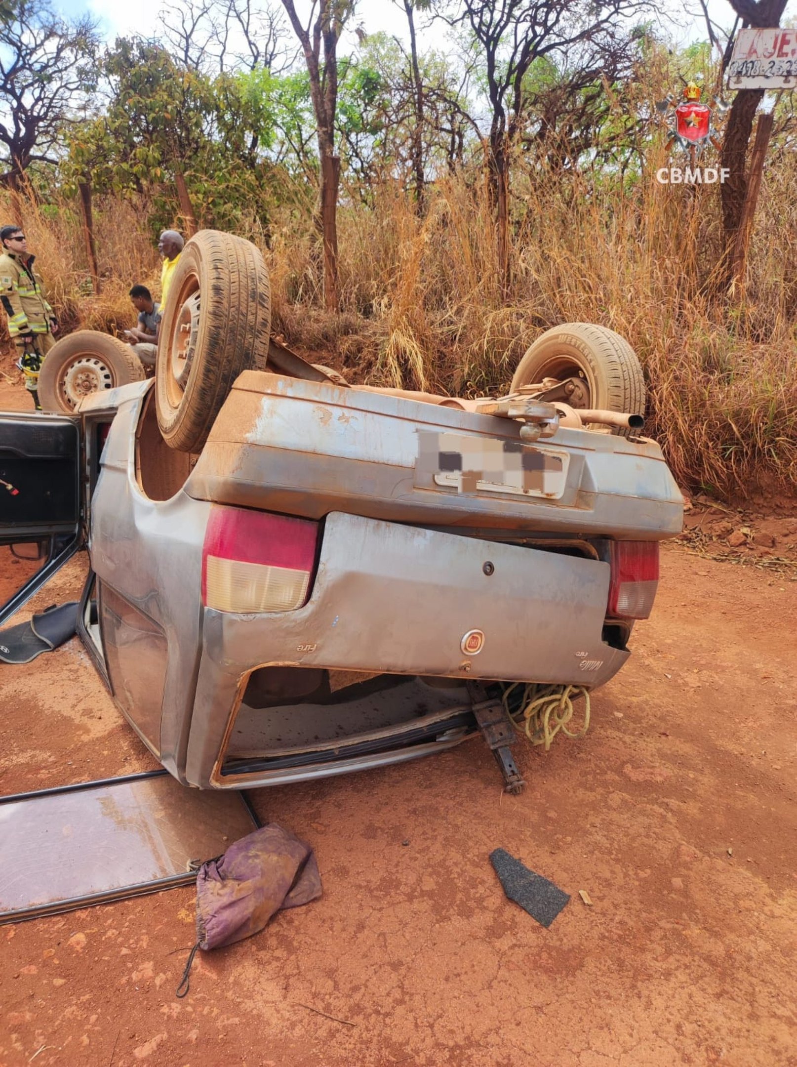 Carro foi encontrado virado de cabeça para baixo e apoiado pelo teto