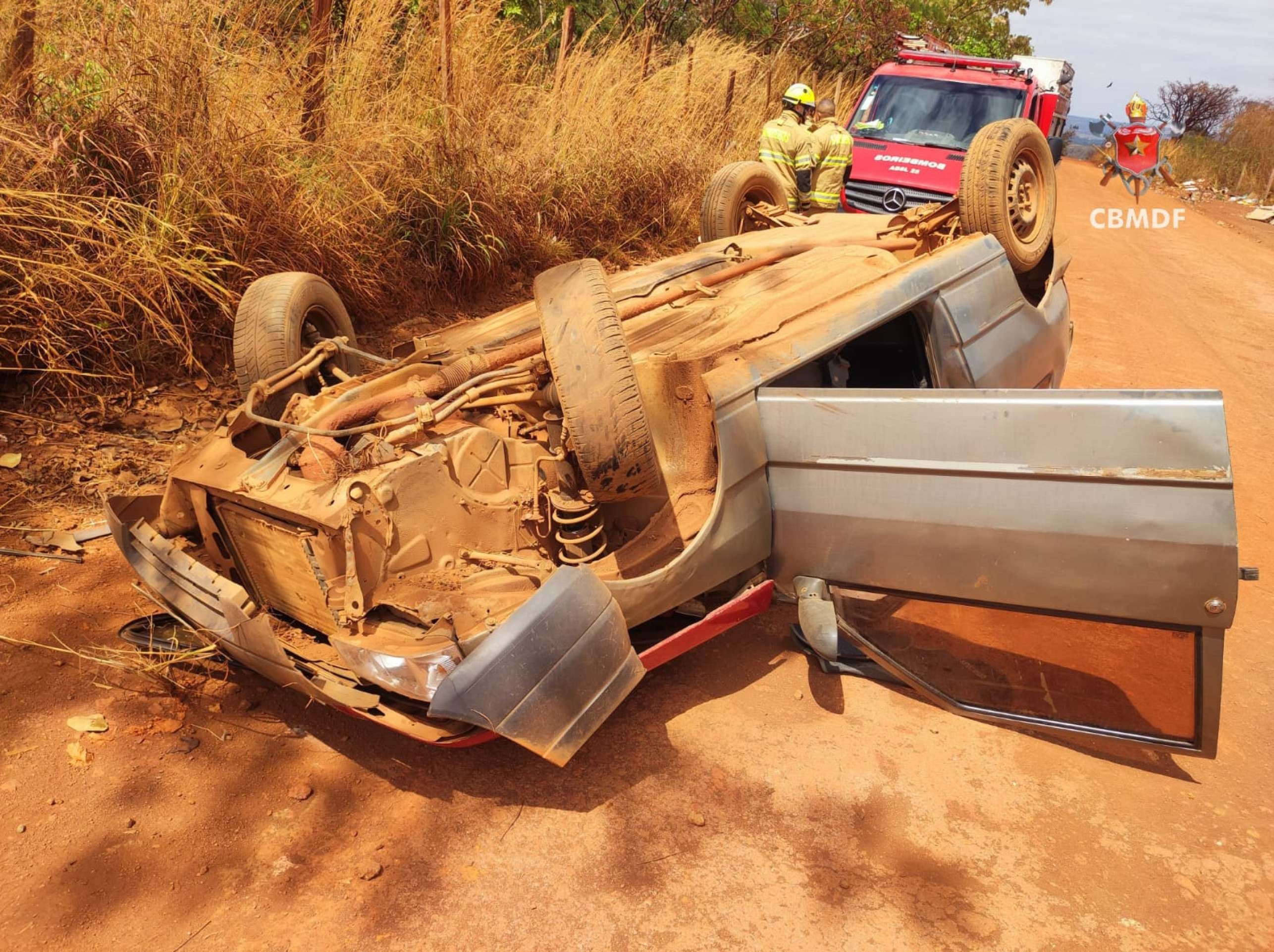 Carro foi encontrado virado de cabeça para baixo e apoiado pelo teto