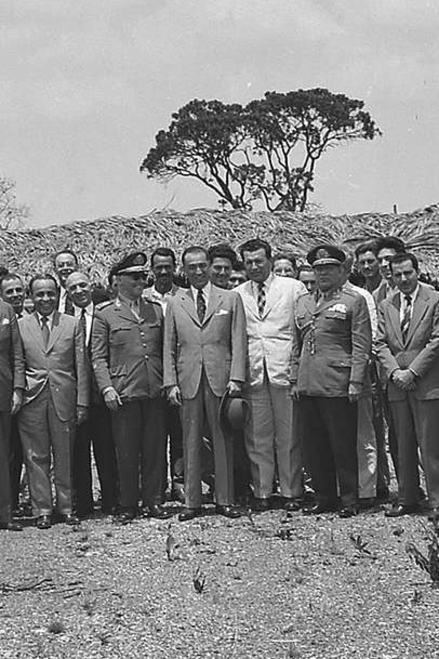Essa foi a primeira viagem de JK ao Planalto Central, ao S&iacute;tio Castanho, onde ia ser constru&iacute;da a Bras&iacute;lia, em 1956. Juka Ludovico est&aacute; de terno branco ao lado de JK