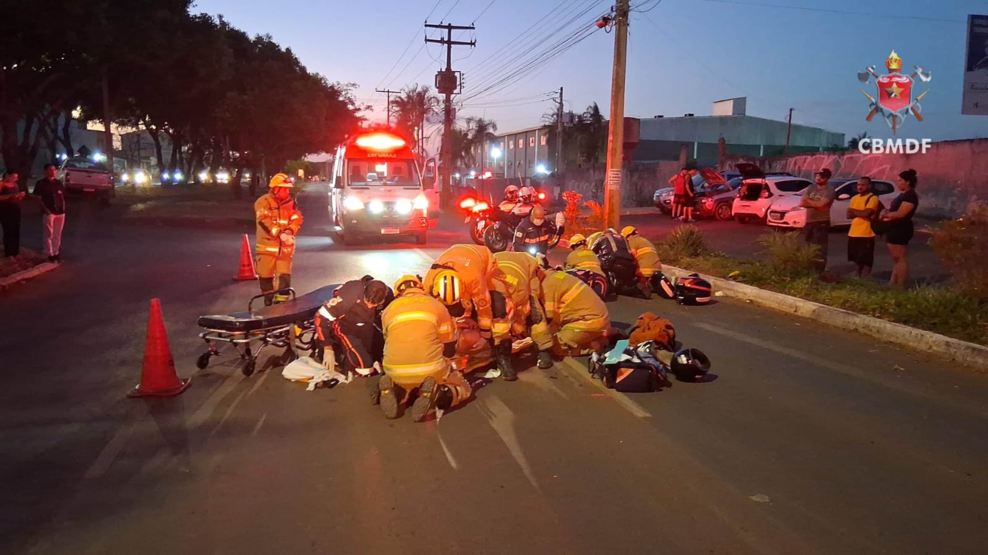 Moto colide com poste de iluminação e deixa duas pessoas gravemente feridas