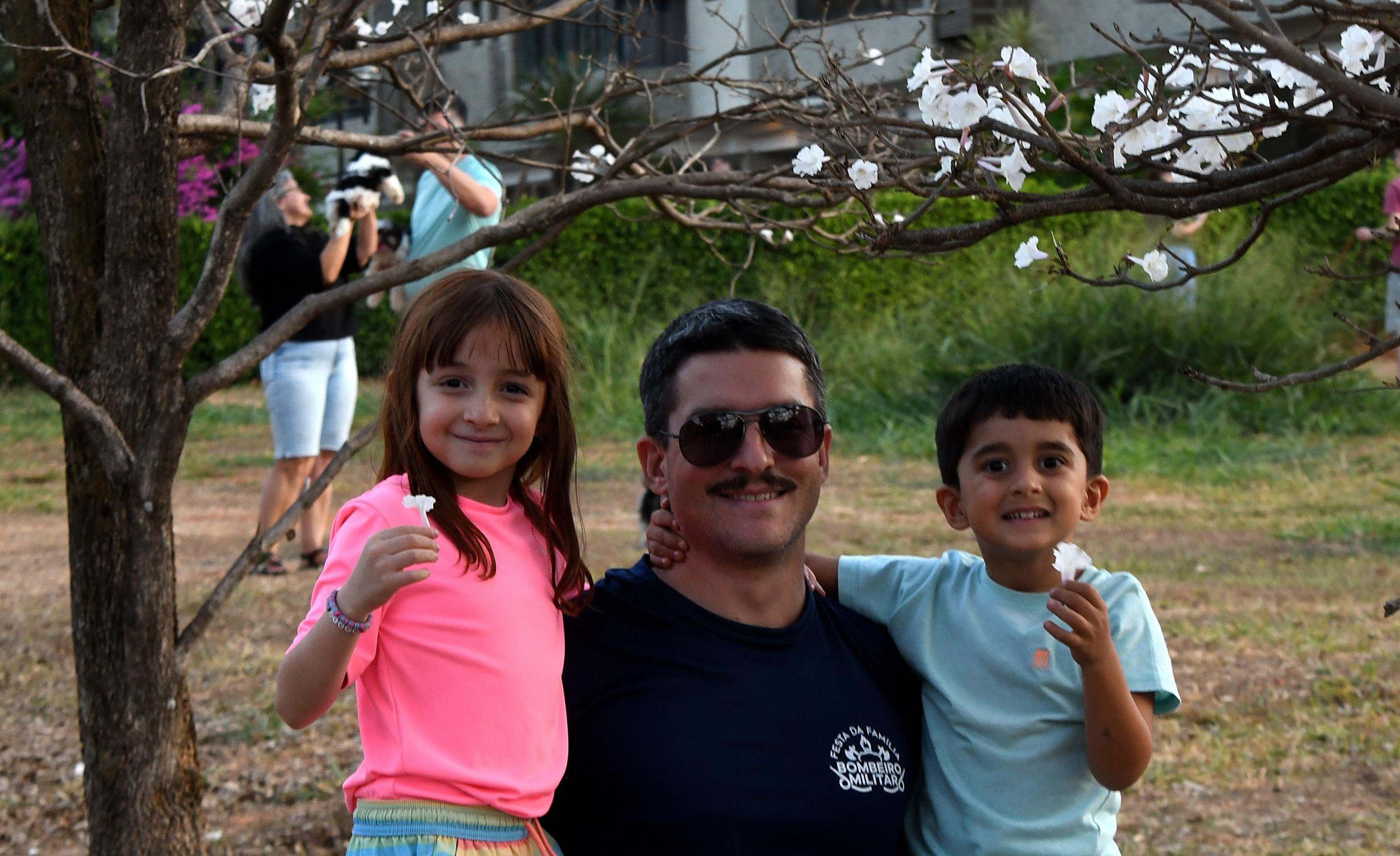 O morador da Asa Norte, Pedro Brito, com a sobrinha Maria Clara e o filho Lucas