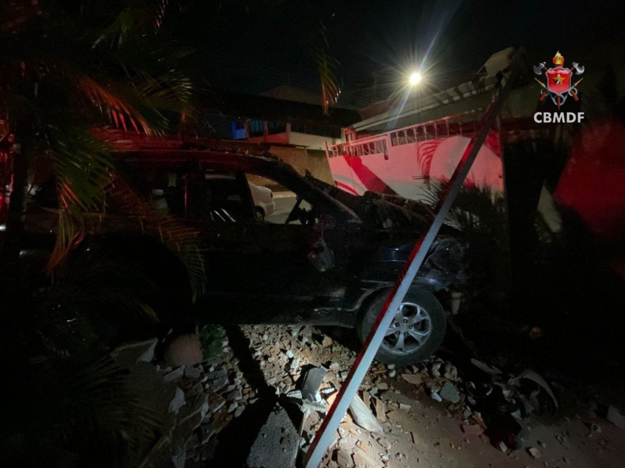 Motorista perde o controle do carro, bate e derruba muro de casa no Guará