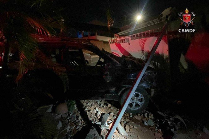 Motorista foi socorrido pelos bombeiros - (crédito: CBMDF/Divulgação) Motorista foi socorrido pelos bombeiros - (crédito: CBMDF/Divulgação)