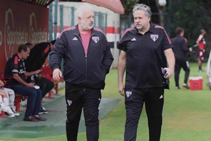 Carlos Belmonte e Julio Casares conversam durante treino no CT são-paulino - (crédito: Foto: Reprodução Instagram ) Carlos Belmonte e Julio Casares conversam durante treino no CT são-paulino - (crédito: Foto: Reprodução Instagram )