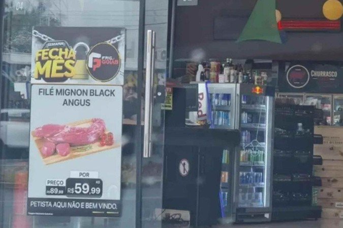 Cartaz na entrada do Frigorífico Goiás: denúncia no MP e Procon -  (crédito: Reprodução/Redes sociais)