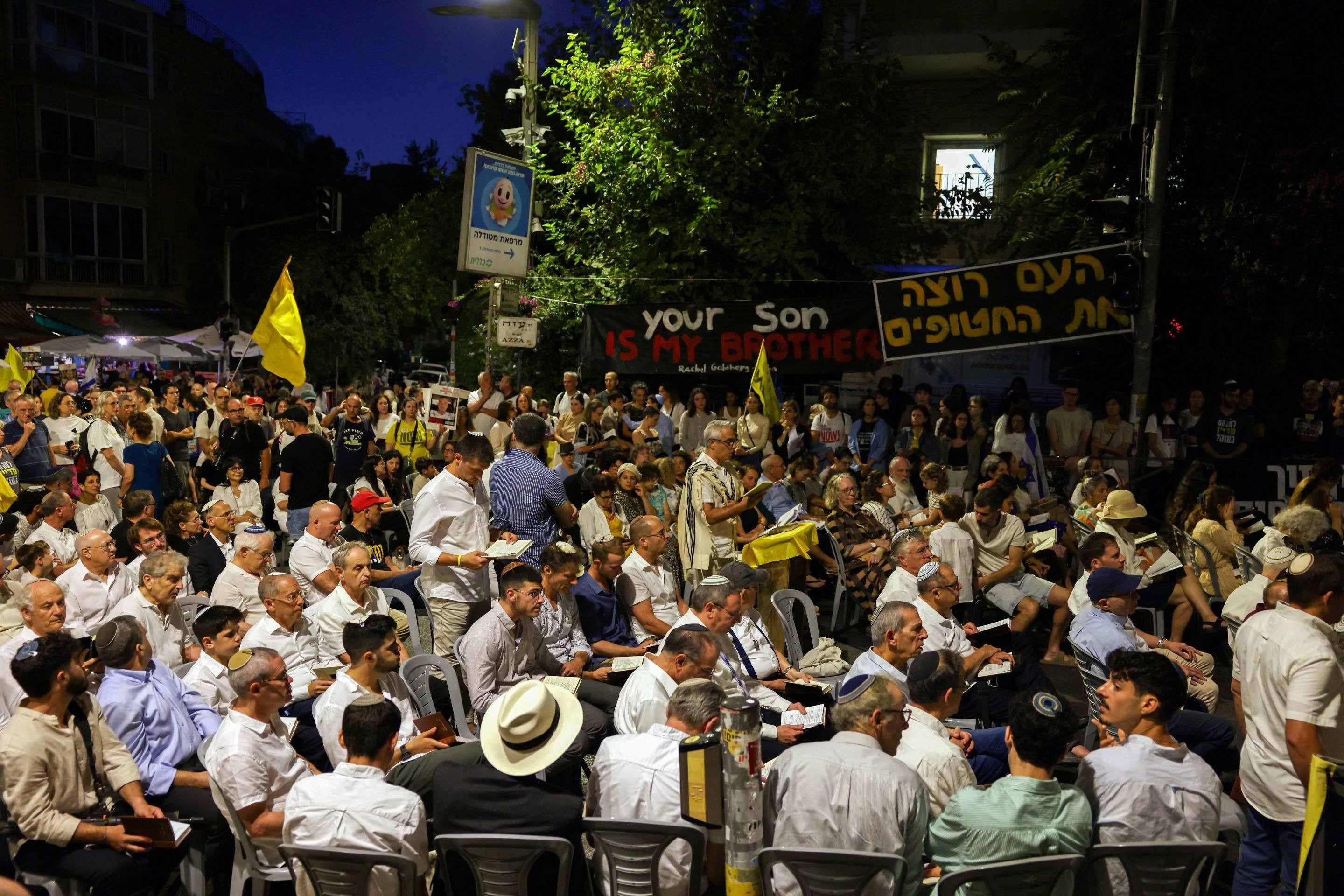  Friends and relatives of Israeli hostages held captive by Palestinian militants in the Gaza Strip since the October 7, 2023 attacks, stage a sit-in protest next to prime ministers residence in Jerusalem, calling for their release ahead of the Jewish New Year on September 22, 2025. France and other countries were set on September 22 to join several Western governments that have angered Israel by recognizing a Palestinian state as the UNs centerpiece diplomatic week got underway in New York. (Photo by HAZEM BADER / AFP)       