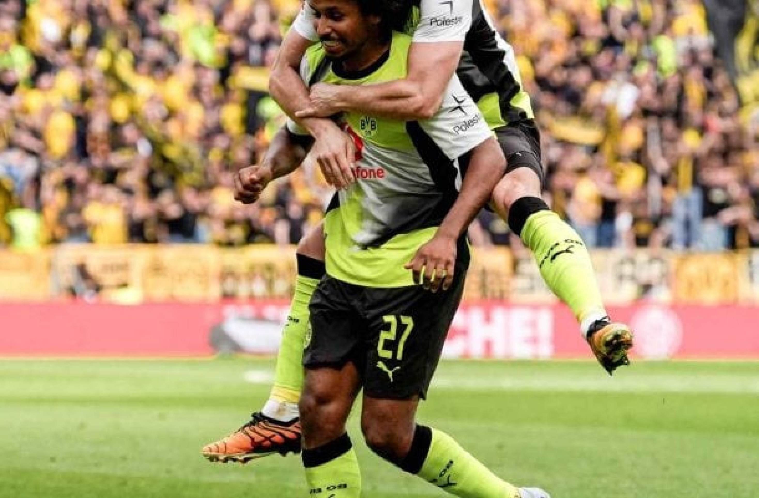 Dortmund vence e segue na caça ao líder Bayern