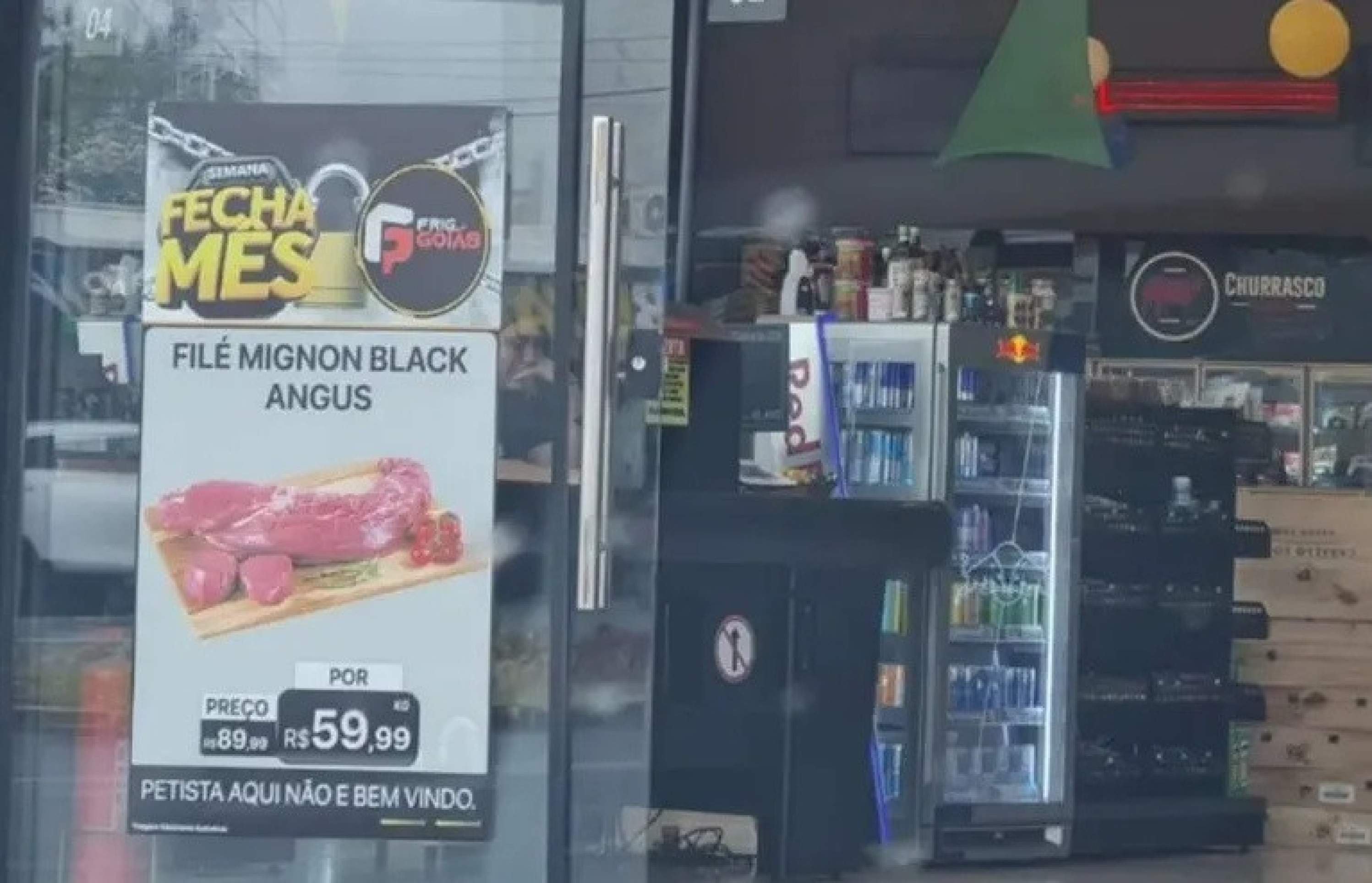 Frigorífico de Goiânia expõe cartaz que 