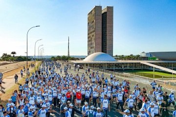 Caminhada de 95 anos do MEC reuniu cerca de 6 mil trabalhadores, apoiadores e servidores públicos, além do presidente Lula e ministros do governo       