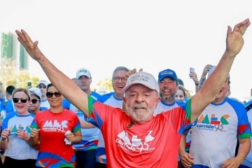 Lula completa 3Km em 35 min na caminhada dos 95 anos do MEC      