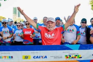 Lula completa 3Km em 35 min na caminhada dos 95 anos do MEC