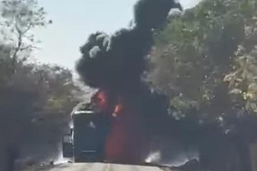 Ônibus com time de futebol pega fogo em rodovia de Minas - Redes sociais