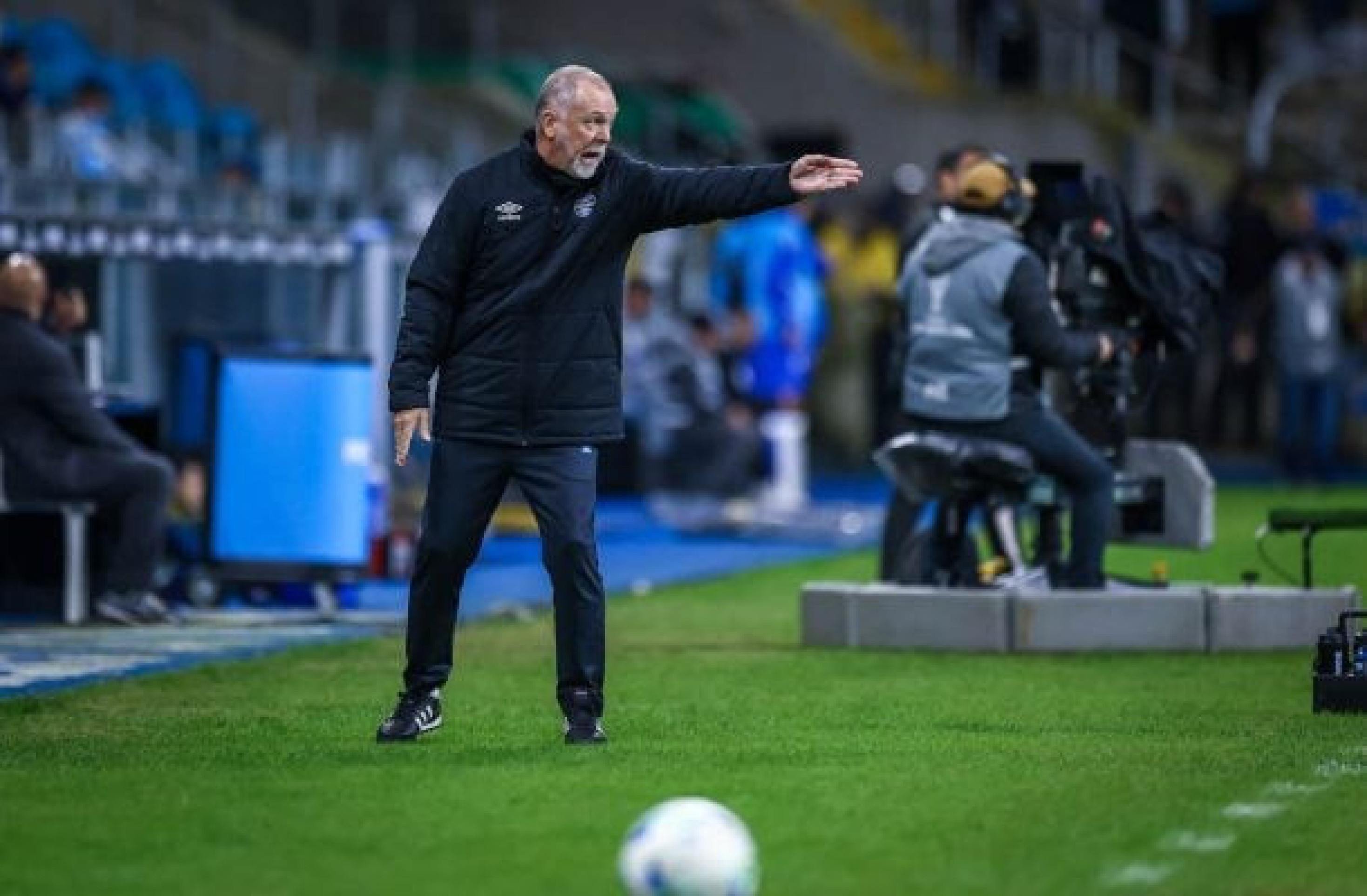 Mano Menezes vê evolução do Grêmio e defende jogadores criticados
