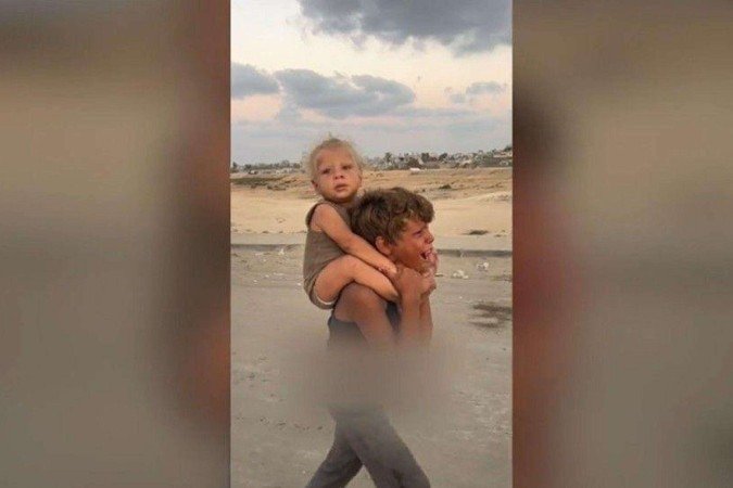 Depois de ver o vídeo, uma organização humanitária egípcia procurou por Jadoua e seu irmãozinho por três dias até que eles foram encontrados e devolvidos a seus pais -  (crédito: Ahmed Younis @ahmed.ys3)