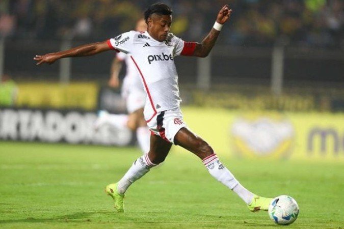 BRUNO HENRIQUE – No primeiro tempo, só notado no fim quando participou de uma boa trama. Porém, não é um camisa 9. Jogar dentro da área limita muito sua maior qualidade: a velocidade. Na etapa final, fez sua melhor jogada pouco antes de sair para a entrada de Plata. Uma disparada pela direita com cruzamento para Arrascaeta quase marca o que seria o segundo gol do uruguaio no jogo.  NOTA: 5,5 Foto: Gilvan de Souza/Flamengo