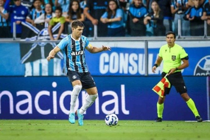 KANNEMANN - Compensa a lentidão com muita garra, não desistindo de nenhum lance. Além disso, demonstra sua liderança em campo, sem parar de instruir seus companheiros. NOTA 6,5 - Foto: LUCAS UEBEL/GREMIO FBPA