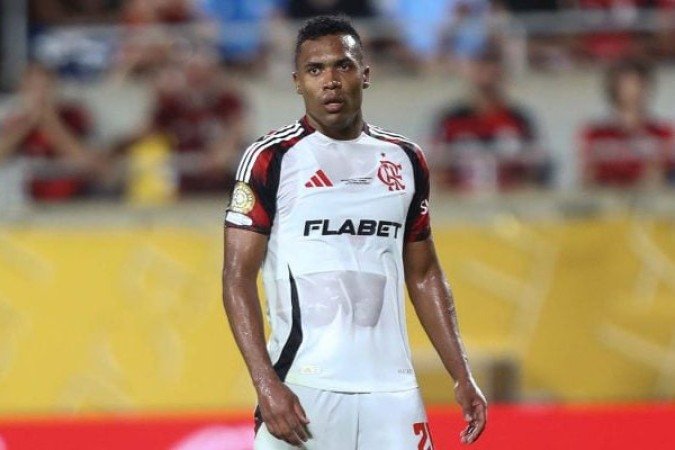 ALEXSANDRO -  Substituiu Viña no intervalo, mas estava lento nas antecipações. Logo levou um amarelo por falta para parar um lance. Mas é muito experiente e soube fechar os espaços com o auxílio dos volantes e passou a aparecer no apoio triangulando bem com Arrascaeta e Samuel Lino.  NOTA 6,5. Foto: Gilvan de Souza/Flamengo