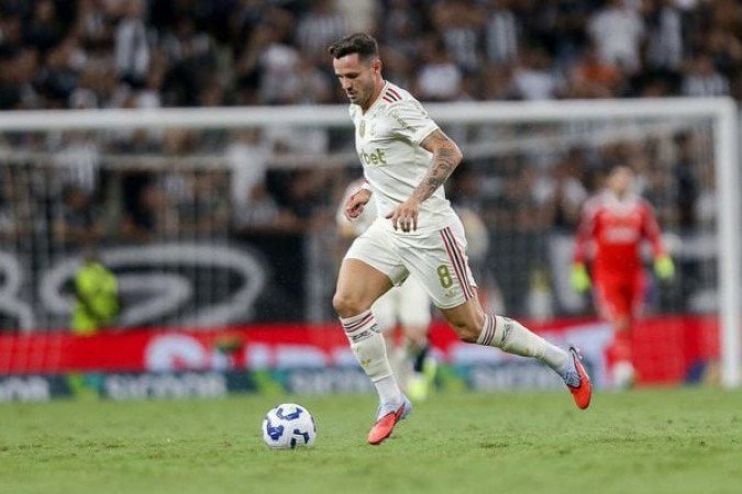 SAÚL – O melhor do Flamengo nos últimos jogos fez uma partida abaixo da mediano primeiro tempo. Perdeu disputas no meio de campo e não estava com o passe calibrado. Na etapa final, mudou de posição com De la Cruz e foi bem melhor, iniciando as jogadas com qualidade. NOTA: 6,0 Foto: Gilvan de Souza/Flamengo