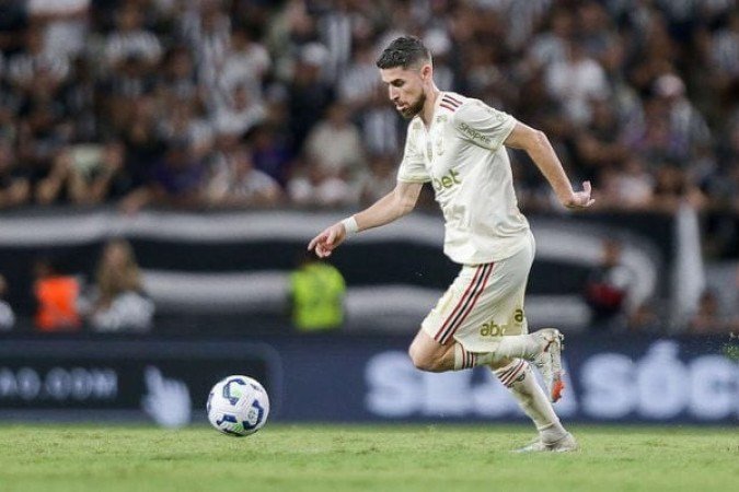  JORGINHO- Entrou no lugar de De la Cruz aos 30 da etapa final e jogou o seu bom futebol, distribuindo o jogo e marcando a criação corintiana sem falhas.  NOTA 6,0. Foto: Gilvan de Souza/Flamengo
