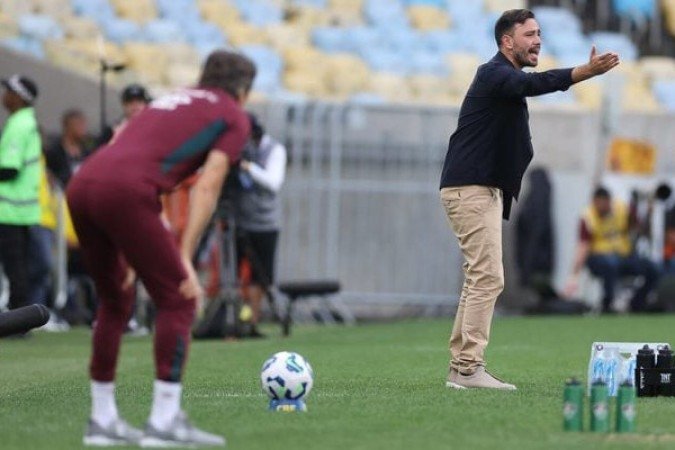 TÉCNICO: DAVIDE ANCELOTTI – Segue devendo. Seu time se impõe pouco e, contra o Fluminense, então, não conseguiu ser dominante, apostando apenas em lances de velocidade e lançamentos. É verdade que, no primeiro tempo, criou boas oportunidades. Mas a etapa final foi fraca, e a derrota, justa. As alterações não mudaram o panorama. NOTA: 4,5. Foto: Vitor Silva/Botafogo